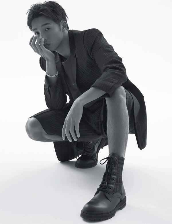 伍嘉成 | 矛盾中重生