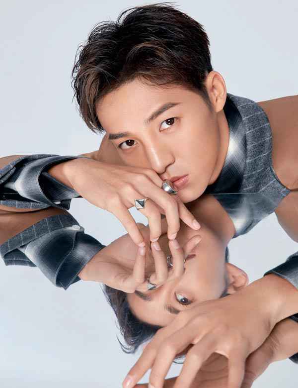 伍嘉成 | 矛盾中重生