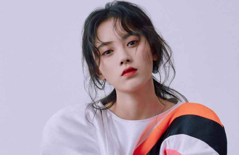 鞠婧祎吃饭的时候夹不到菜，张新成把菜放到她身边，动作暖心