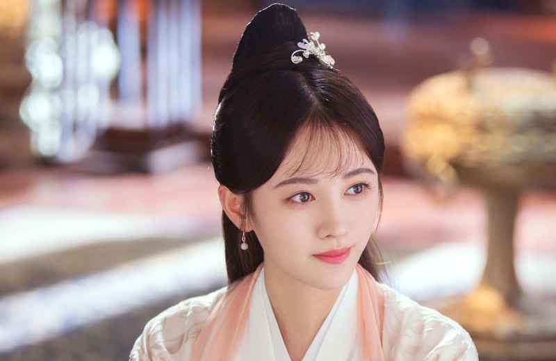 鞠婧祎吃饭的时候夹不到菜，张新成把菜放到她身边，动作暖心