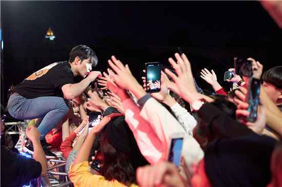 狮子LION演唱会在舞台上发送糖果？