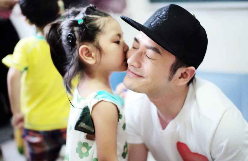 黄晓明虞书欣隔空互怼，模仿各自表情包画面失控惹网友笑出声