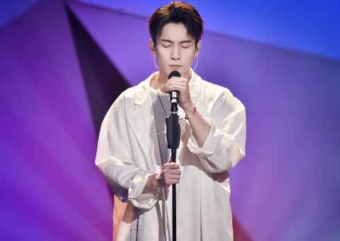 瞿颖空降《跨界歌王》突围赛 点将“跨界F4”走猫步