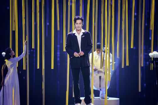 瞿颖空降《跨界歌王》突围赛 点将“跨界F4”走猫步