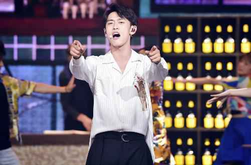 瞿颖空降《跨界歌王》突围赛 点将“跨界F4”走猫步