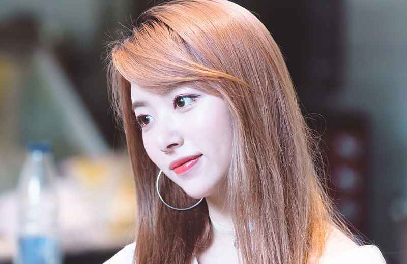 青你2练习生吃火锅反应各不同，孔雪儿淑女赵晓棠没包袱，虞书欣让人心疼