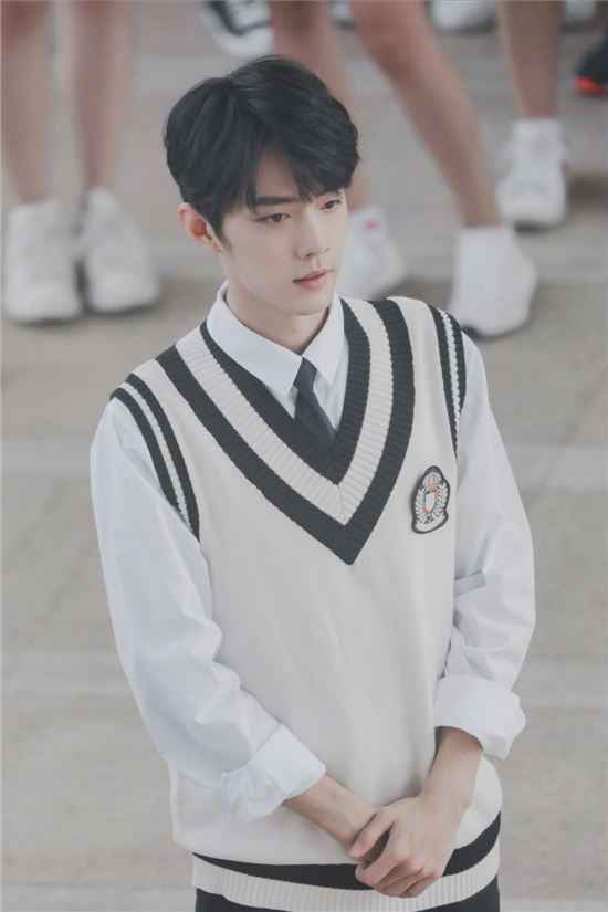 肖战宋祖儿献唱《最好的夏天》，校园风造型清新养眼