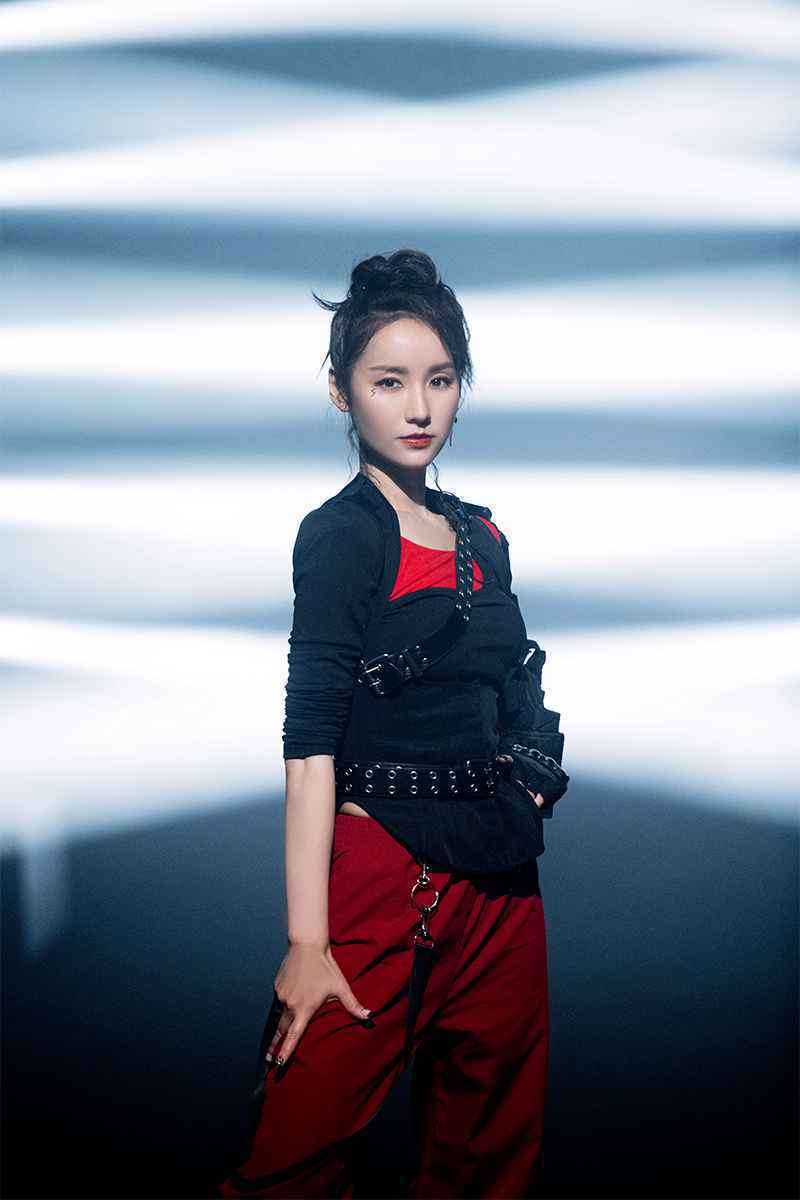 《乘风破浪的姐姐》迎二公舞台 吕一重庆方言Rap引热议