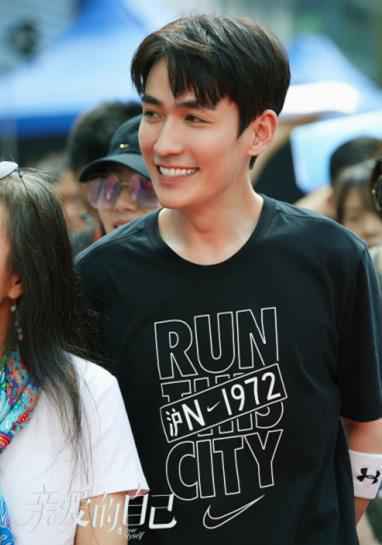 朱一龙新剧《亲爱的自己》开机 化身都市青年开启追梦人生