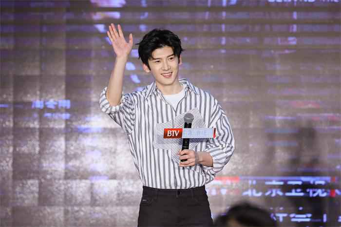 北京卫视《幕后之王》走进潘家园街道松榆西里社区 刘芮麟、王骁、陈燃讲述台前幕后百态人生