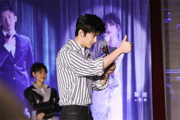 北京卫视《幕后之王》走进潘家园街道松榆西里社区 刘芮麟、王骁、陈燃讲述台前幕后百态人生