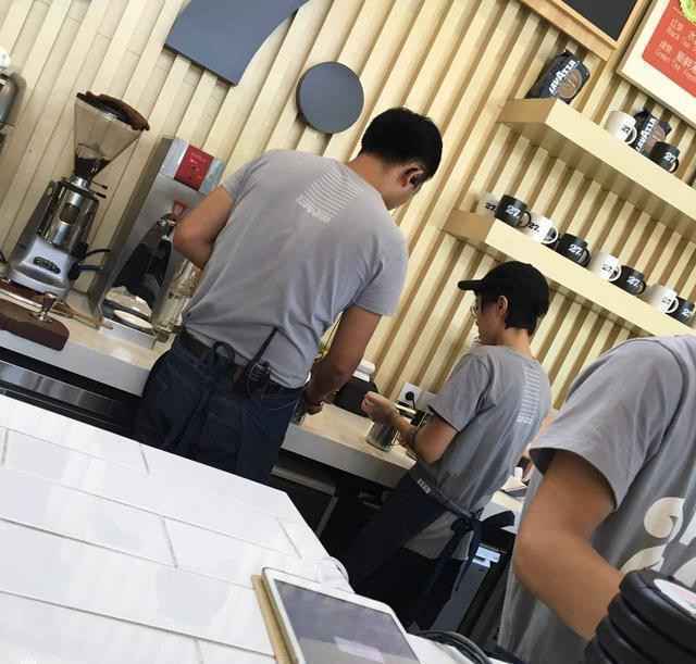 不敢相信..窦靖童居然去咖啡屋打工了