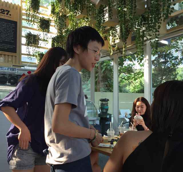 不敢相信..窦靖童居然去咖啡屋打工了