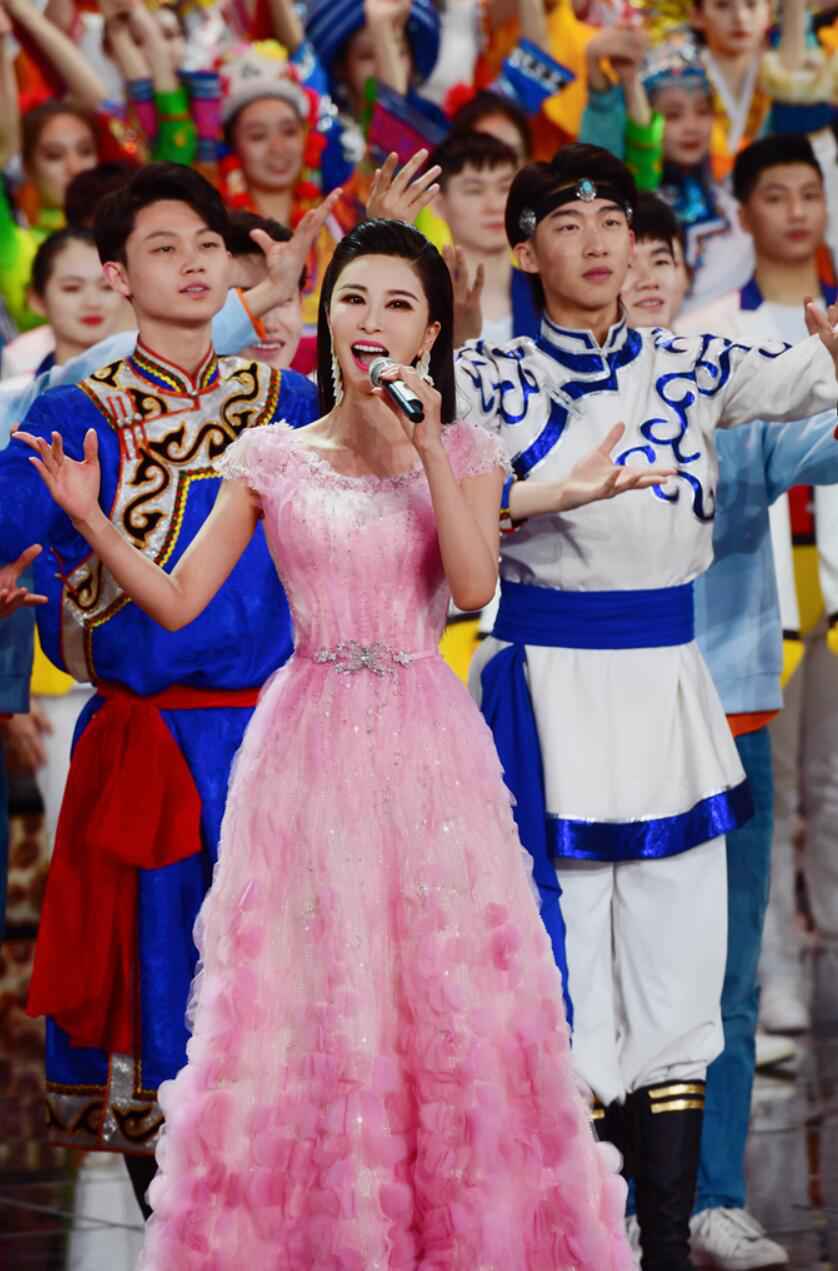 伊丽媛杨幂万茜首登央视春晚 顶流大咖齐聚2021从此春晚不再有吐槽