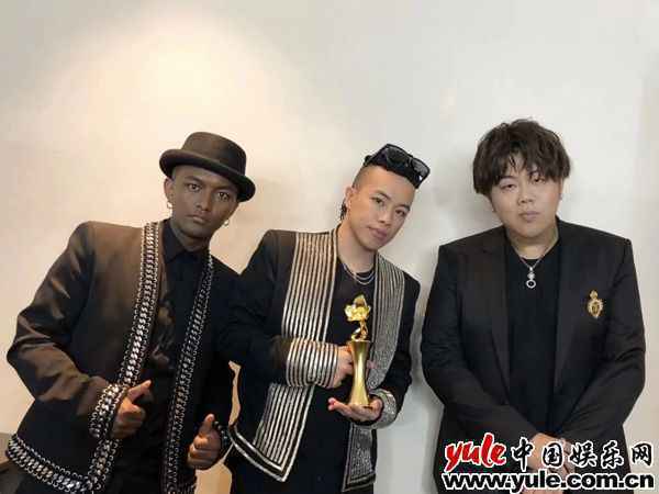 南征北战NZBZ 内地电影总票房破百亿的歌手