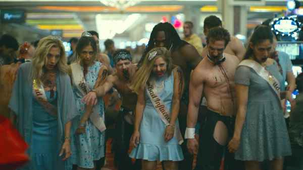 001n9vYZly1go044dttr3j61hc0u0npf02 扎克施奈德丧尸题材新片《死亡之师》曝预告 9000万美元投资展现大场面