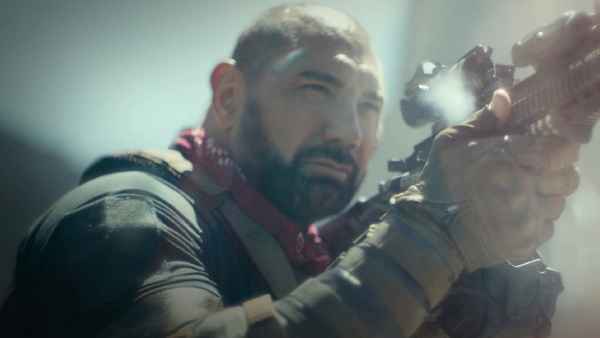 001n9vYZly1go044jh4rdj61hc0u0b2902 扎克施奈德丧尸题材新片《死亡之师》曝预告 9000万美元投资展现大场面