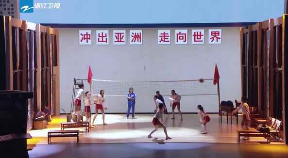 梁静李宇春上演球场对决 双马尾冲天辫重现中国女排经典造型