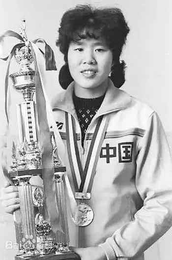 梁静李宇春上演球场对决 双马尾冲天辫重现中国女排经典造型