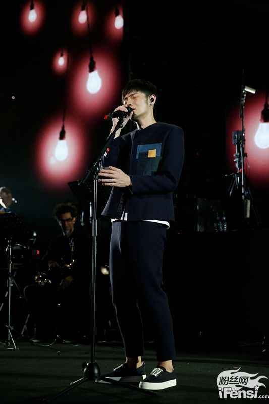 李荣浩巡回演唱会首站北京场热力开唱