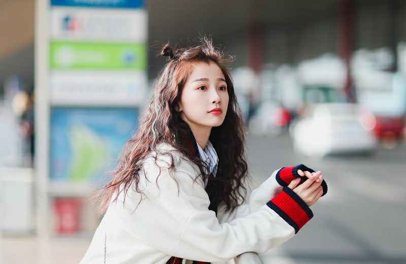 蒋欣关注《青春有你2》，发微博只为给虞书欣打call