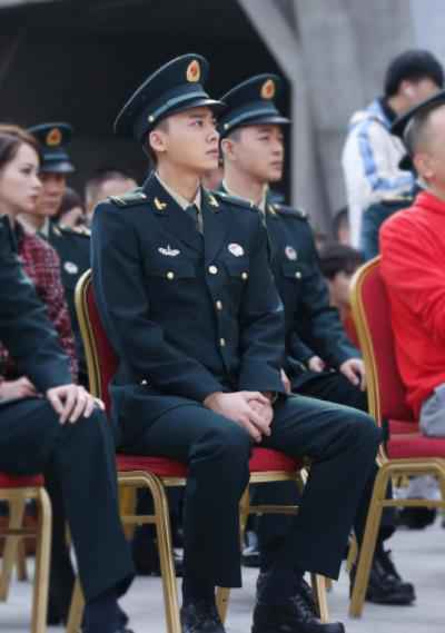 李易峰军装亮相《号手就位》发布会 希望拍好第一部火箭军电视剧
