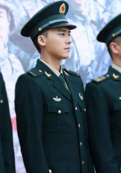 李易峰军装亮相《号手就位》发布会 希望拍好第一部火箭军电视剧