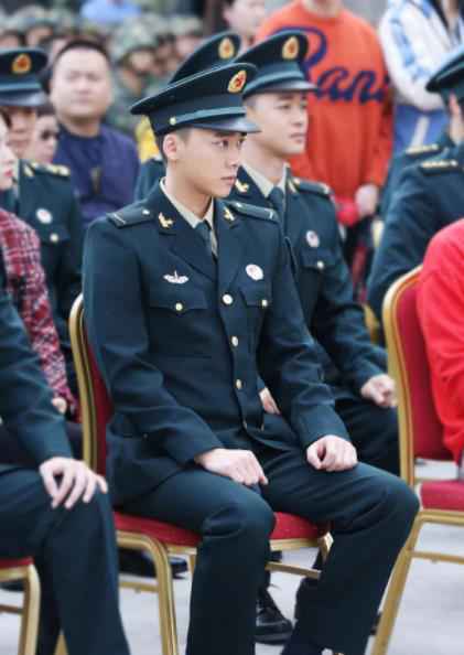 李易峰军装亮相《号手就位》发布会 希望拍好第一部火箭军电视剧