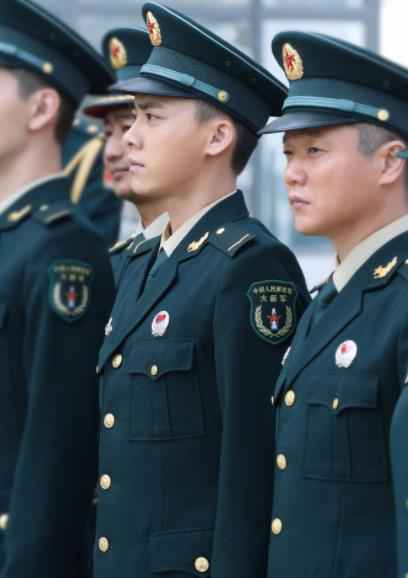 李易峰军装亮相《号手就位》发布会 希望拍好第一部火箭军电视剧