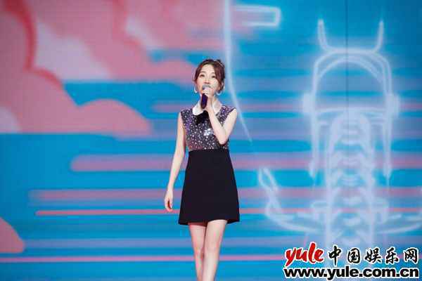 冯提莫山东元宵晚会演唱单曲《摩托》 可爱俏皮少女感爆棚