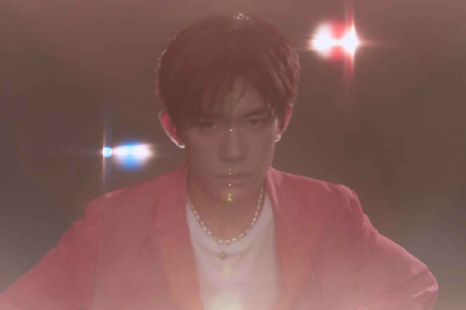 易烊千玺生日发新歌《冷静和热情之间》