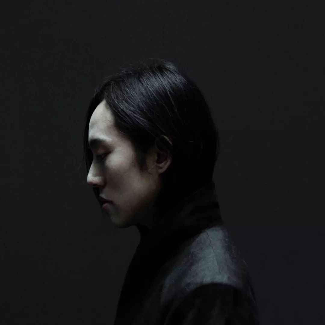 这位乐坛独一无二的“小王子”，新歌融合了优雅英伦美学