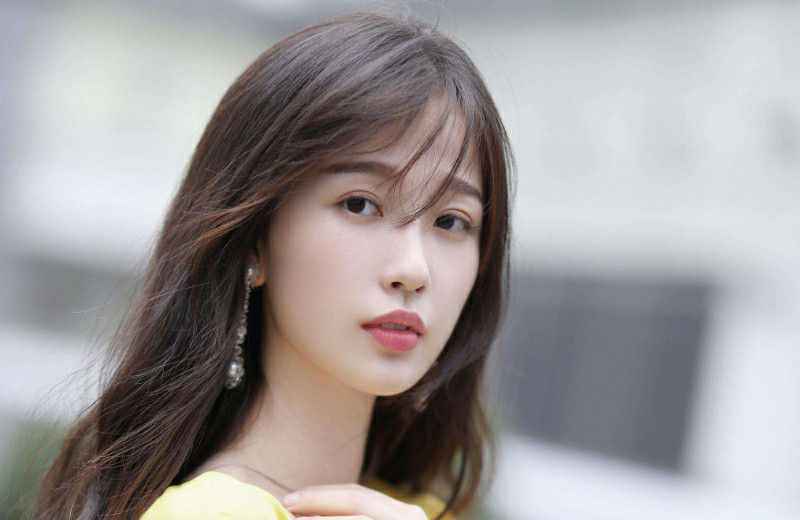 虞书欣昔日节目遭搭档男演员揩油，粉丝态度成迷路人却看不下去了