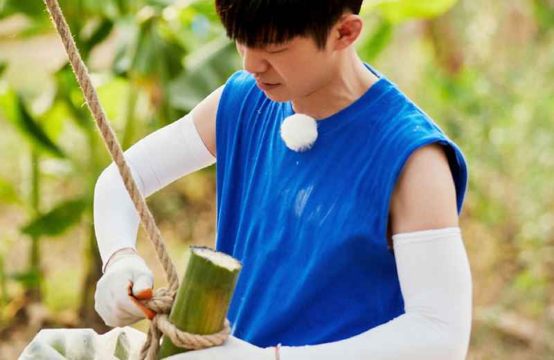 《向往的生活》剧照晒出四人劳动照,妹妹手中的东西真特别