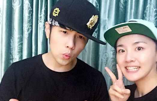 周杰伦嘟嘴卖萌 师生气氛融洽吃火锅