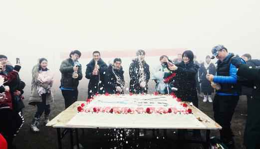 张赫《极速救援》杀青 坐直升机救护上演生死时速