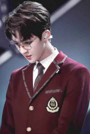 何洛洛创造营公演哈利波特造型 学姐祝绪丹助阵唱响青春《宣言》