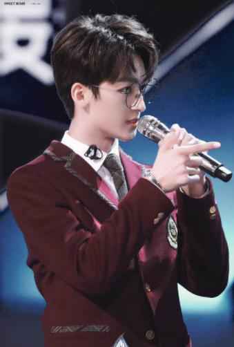 何洛洛创造营公演哈利波特造型 学姐祝绪丹助阵唱响青春《宣言》