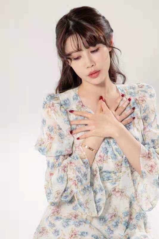 歌星袁菲儿（韩文名:?? ??）再发新歌