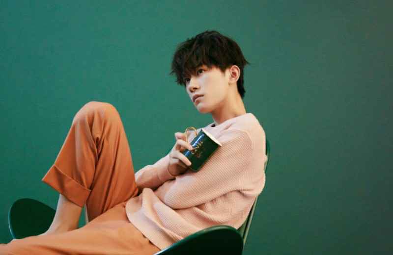 易烊千玺班级合照曝光,和女同学保持安全距离,成熟懂事