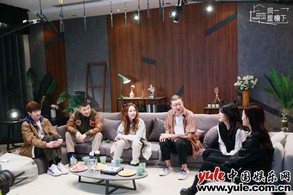 《同一屋檐下》濮小博严厉教学惹争议，邓紫棋谈十万小时定律