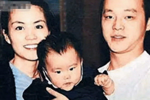 这女人俩孩子仨男人却没人说她不正经