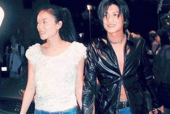 这女人俩孩子仨男人却没人说她不正经