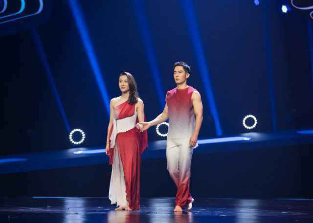 董洁做回“富察皇后” 盛一伦喜获锦旗 韩宇亮亮battle燃全场 《新舞林大会》总决赛盛典来袭