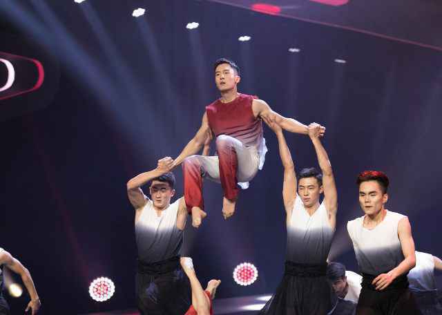 董洁做回“富察皇后” 盛一伦喜获锦旗 韩宇亮亮battle燃全场 《新舞林大会》总决赛盛典来袭