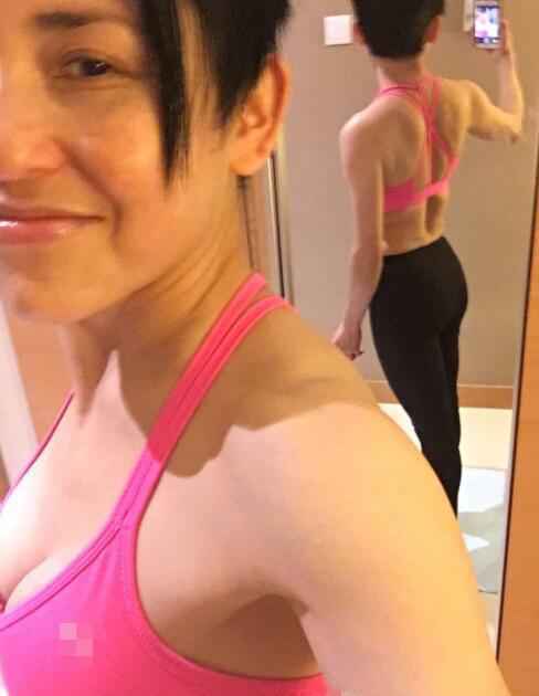 52岁香港女星拥有惊人翘臀 大露事业线