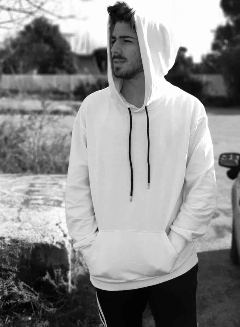 《Can We Kiss Forever》网易云评论超13万，意大利制作人Kina引发全球情感共鸣