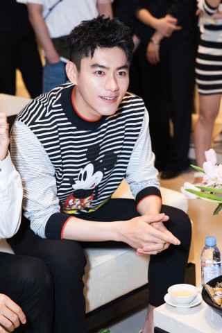 刘之烁 海鸣威《在月光下歌唱》上线 在音乐中表达自我