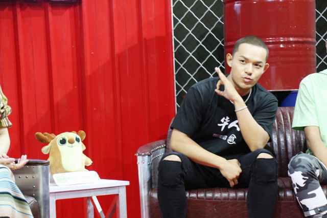 黄旭一身“中国风”演绎真我 率性解读说唱文化