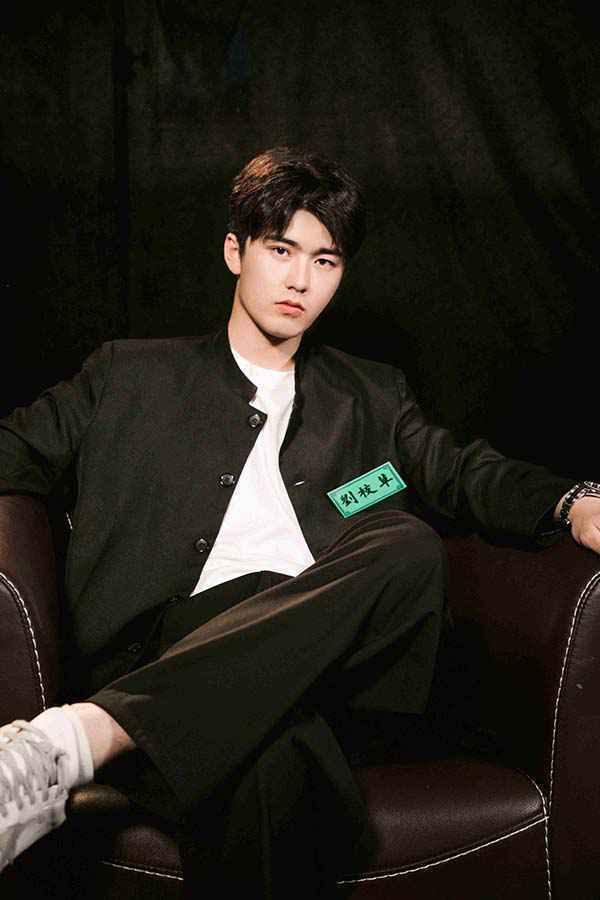 刘奕畅狼人杀脑洞大开 开启侦探模式展现缜密推理能力